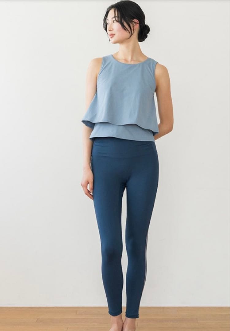 新品未使用SUKALAカップ付きフレアタンクトップ　スモークブルー　Ｍサイズ