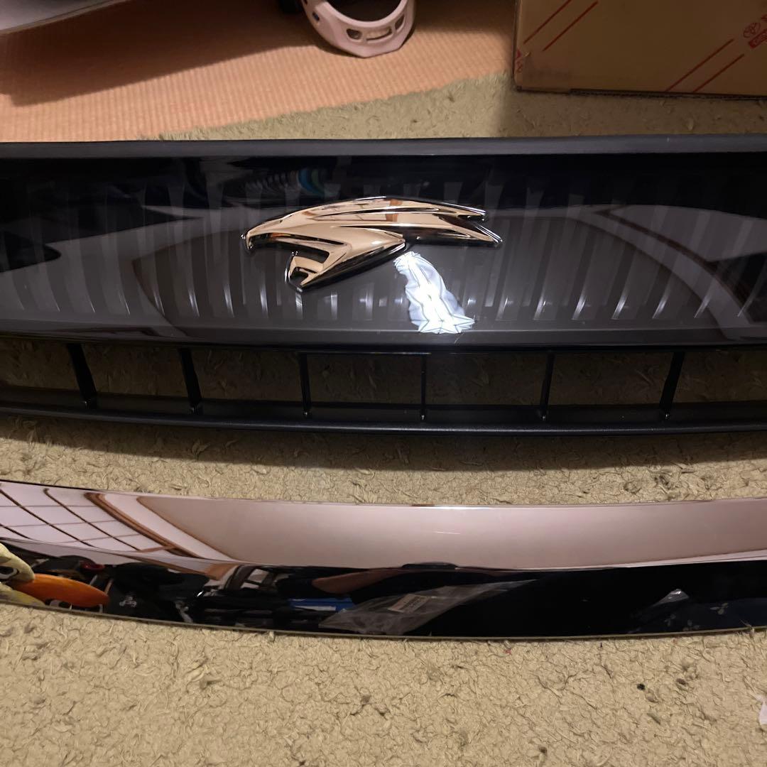 本日のみ価格　60ハリアーフロントグリル純正 ボンネットモールトヨタ純正セット