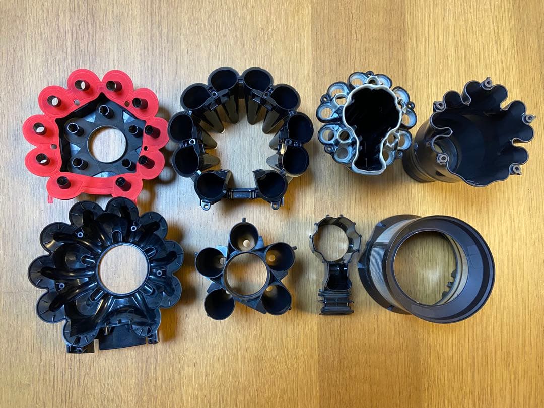 Dyson V8(SV10)掃除機　各種アタッチメント付き　内部清掃済