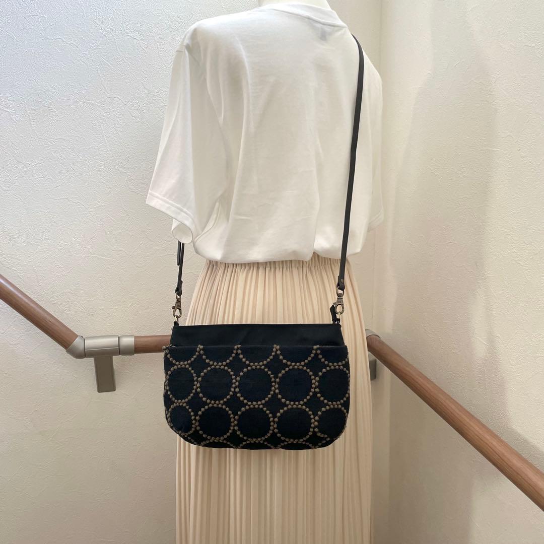 ⚮̈ミナペルホネン　tambourine navy khaki ドラポケショルダー