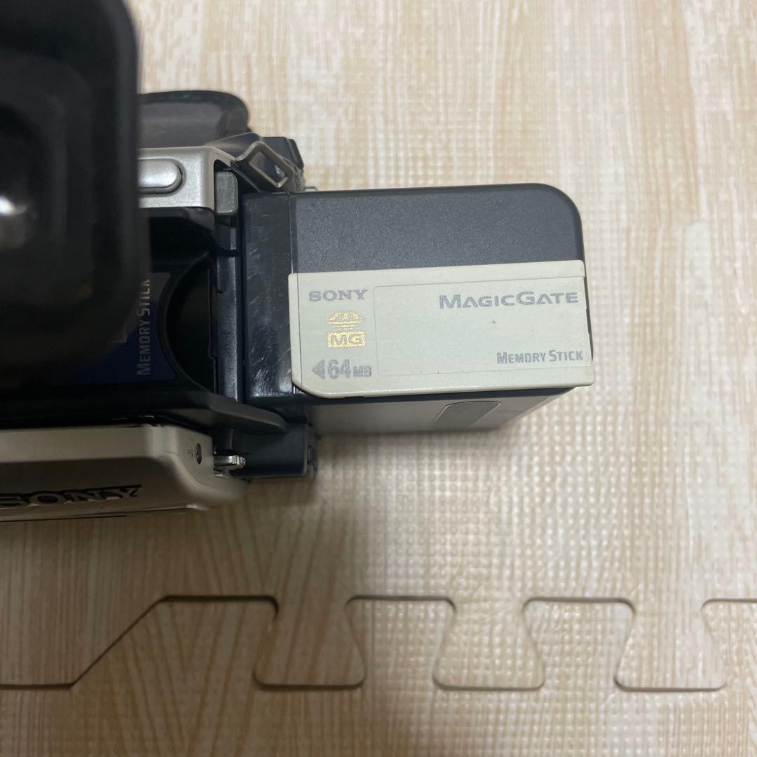 ビデオカメラ Sony handycam DCR-TRV30