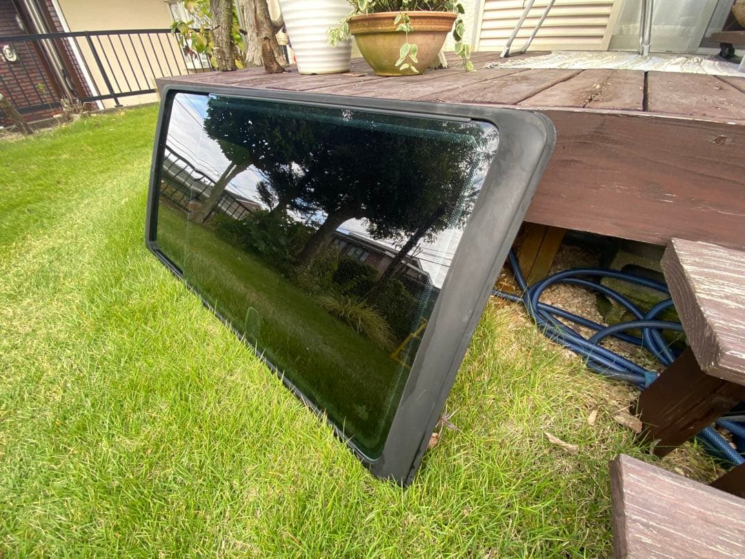 フォルクスワーゲン・ユーロバン　ウェストファリア用の右スライドドアの窓ガラス