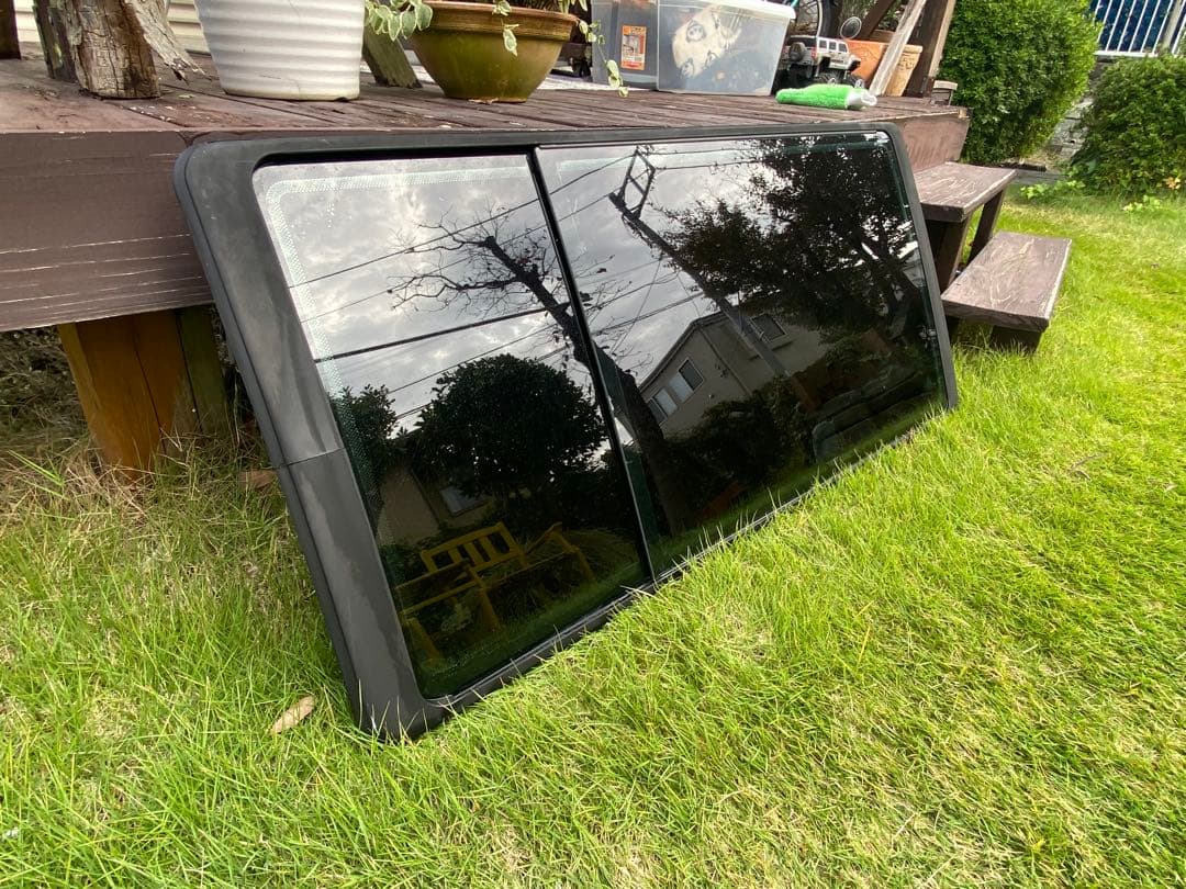 フォルクスワーゲン・ユーロバン　ウェストファリア用の右スライドドアの窓ガラス