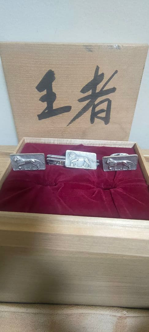 ★純銀製ライオンカフスボタン（カフリンクス）とネクタイピンのセット