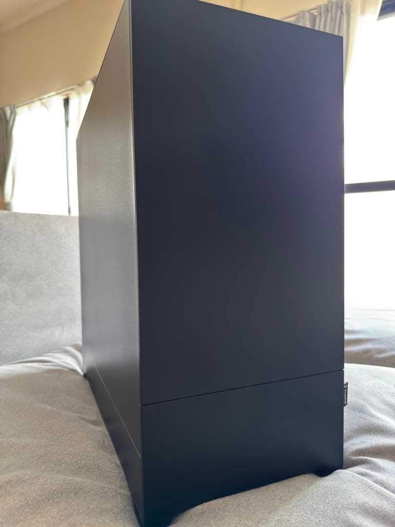 オシャレな電源付き静音PCケース　FRACTALDESIGN