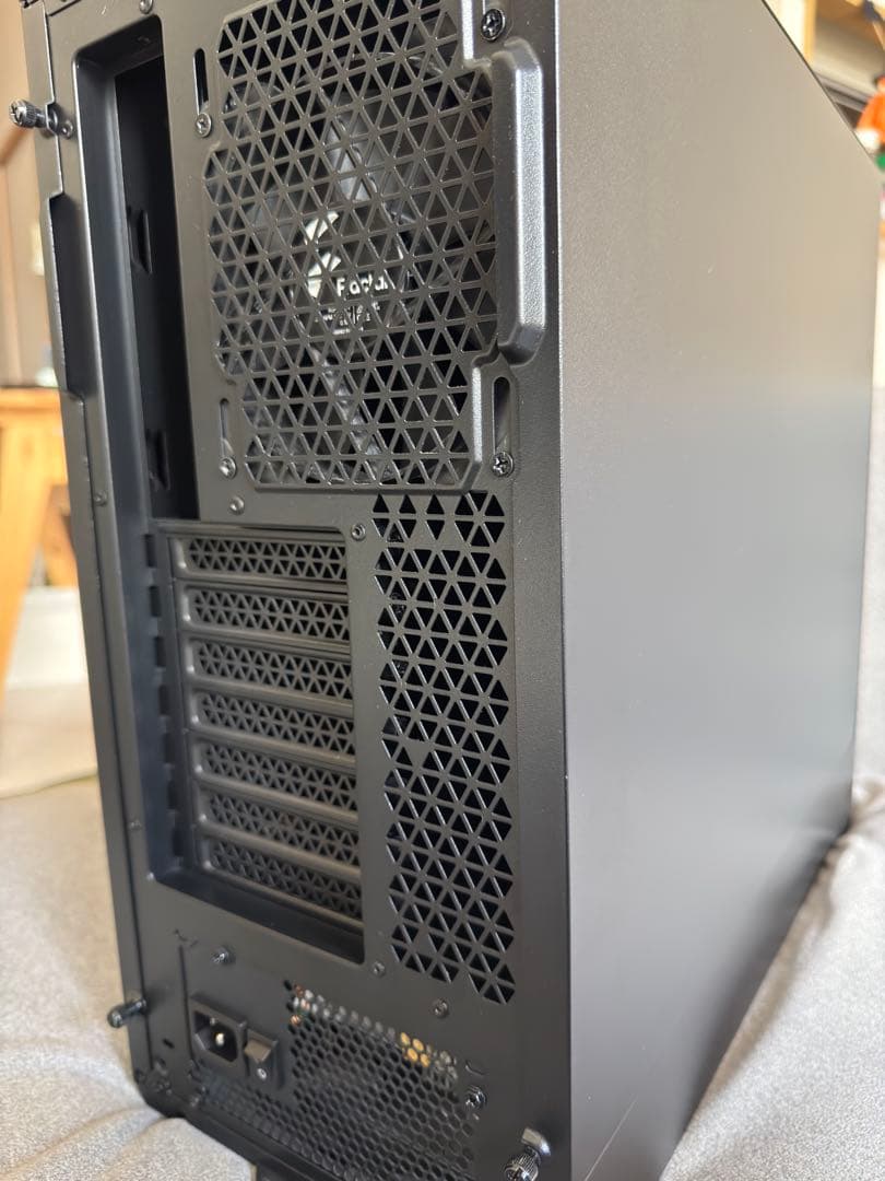 オシャレな電源付き静音PCケース　FRACTALDESIGN