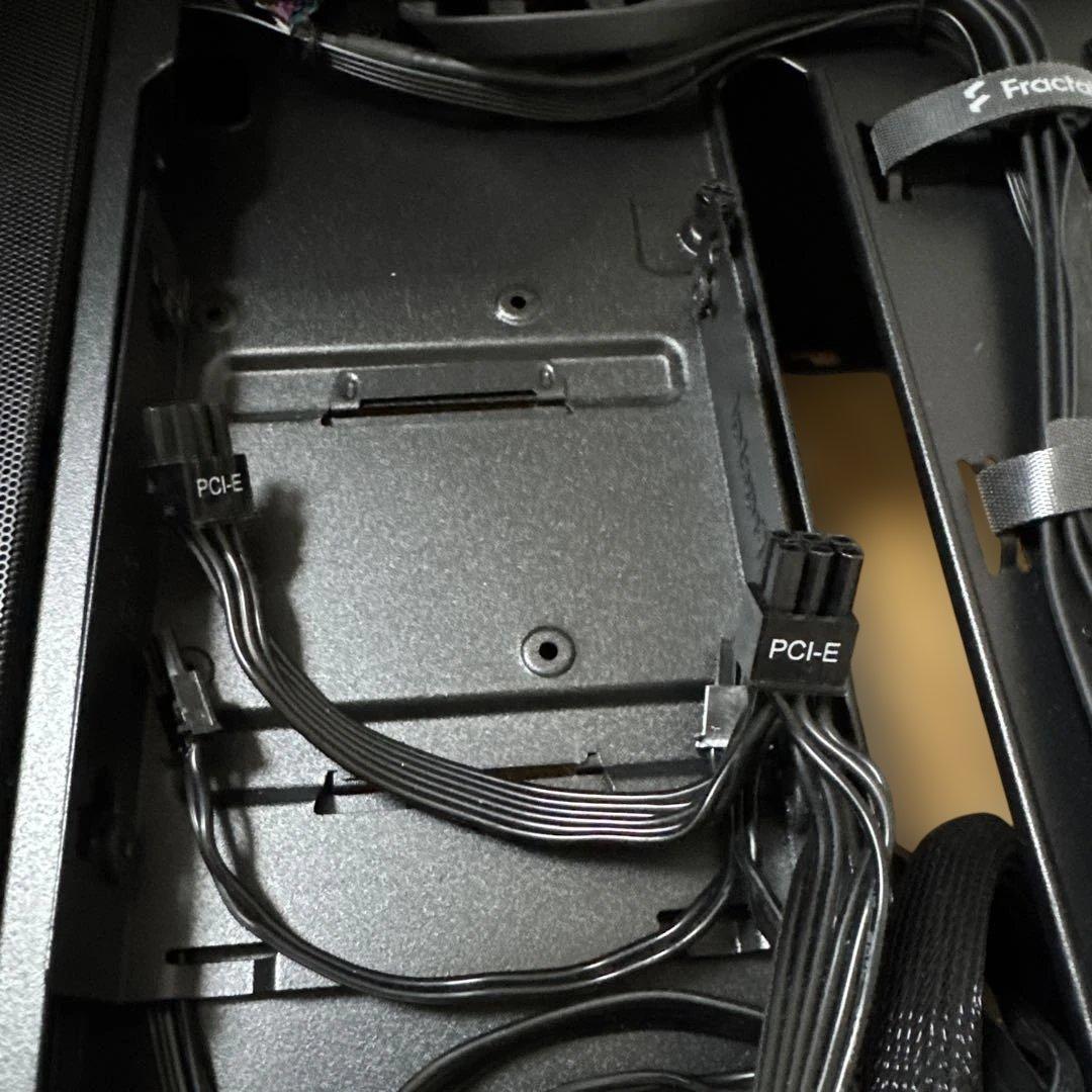 オシャレな電源付き静音PCケース　FRACTALDESIGN