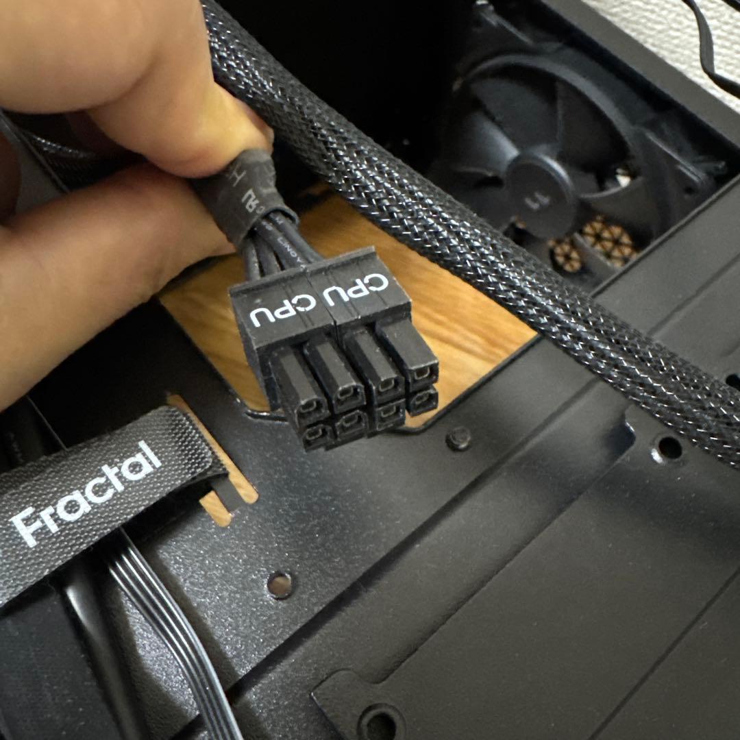 オシャレな電源付き静音PCケース　FRACTALDESIGN