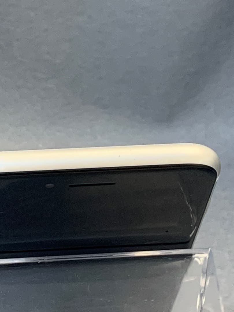 美品　国内版　SIMフリー　iPhoneSE 第二世代　64GB ホワイト色