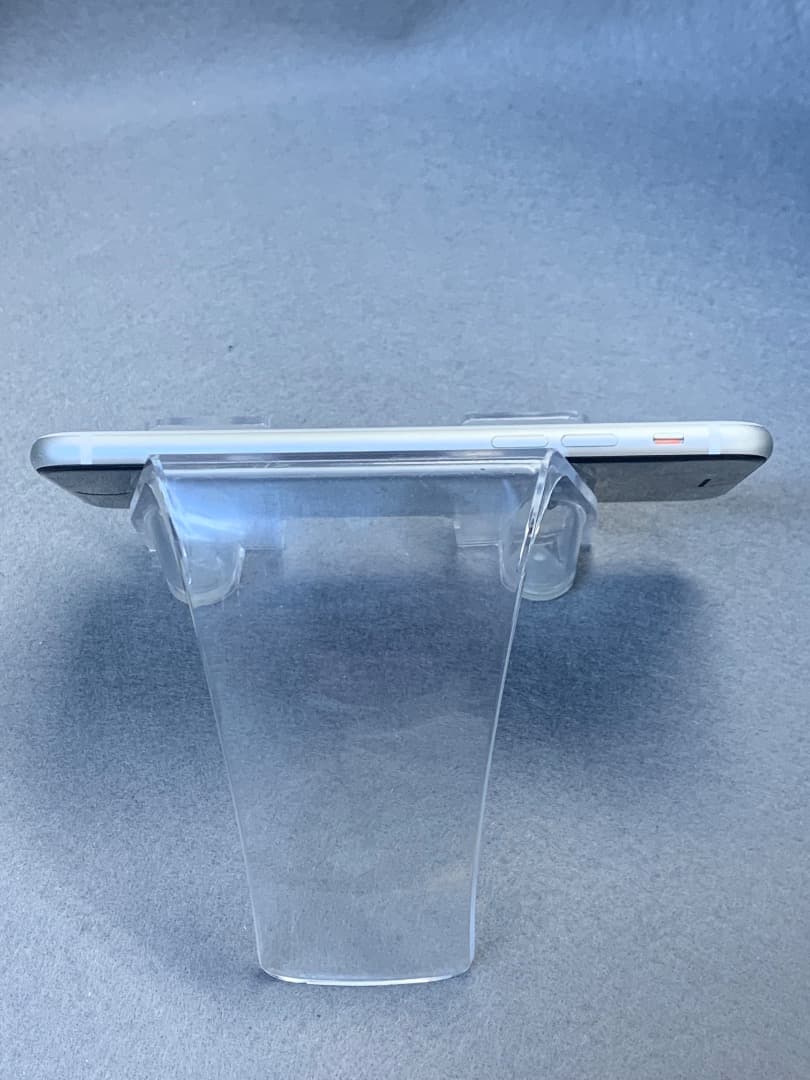 美品　国内版　SIMフリー　iPhoneSE 第二世代　64GB ホワイト色