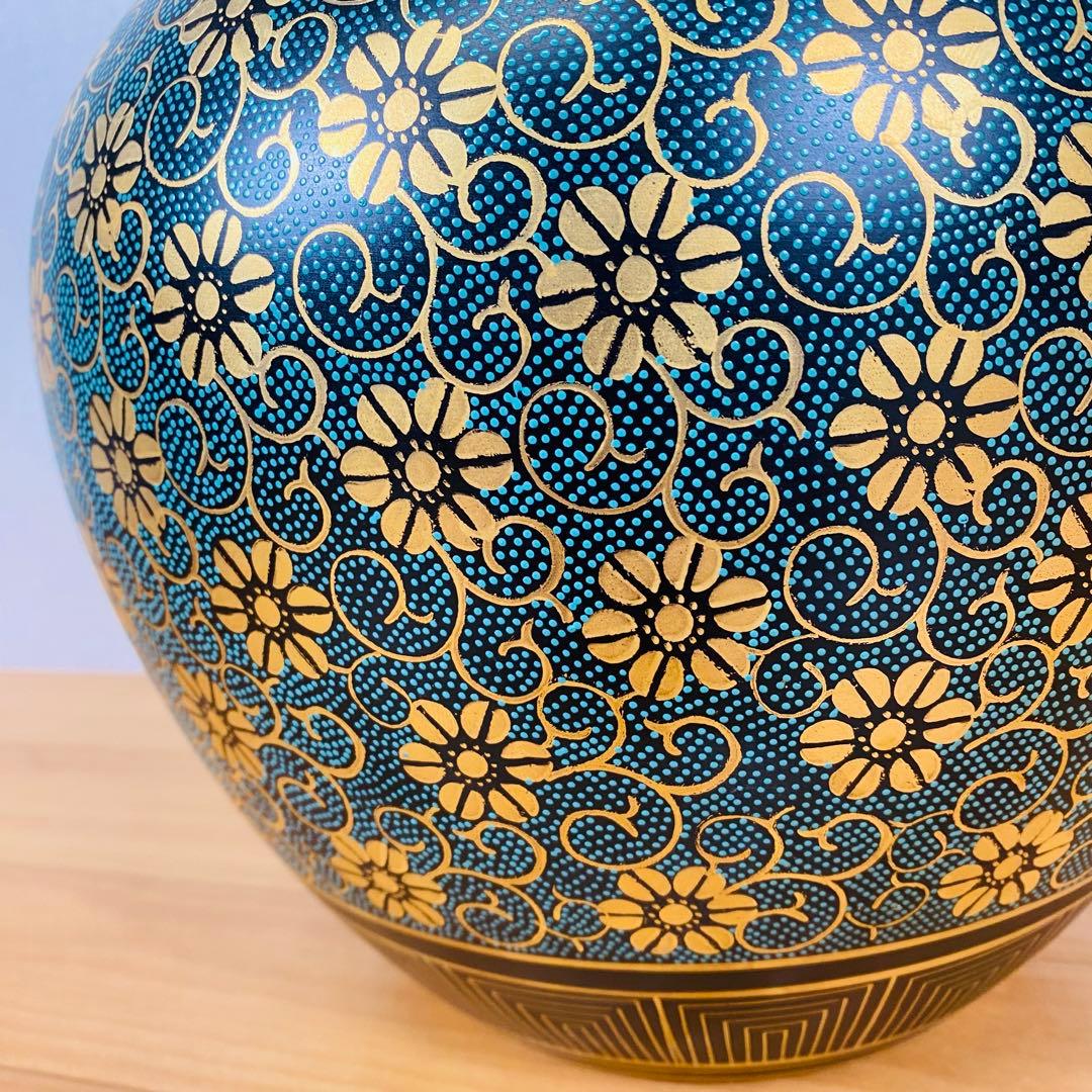 【美品】九谷焼 花瓶 洋山造 金彩 青粒鉄仙唐草文 25cm 共箱付き