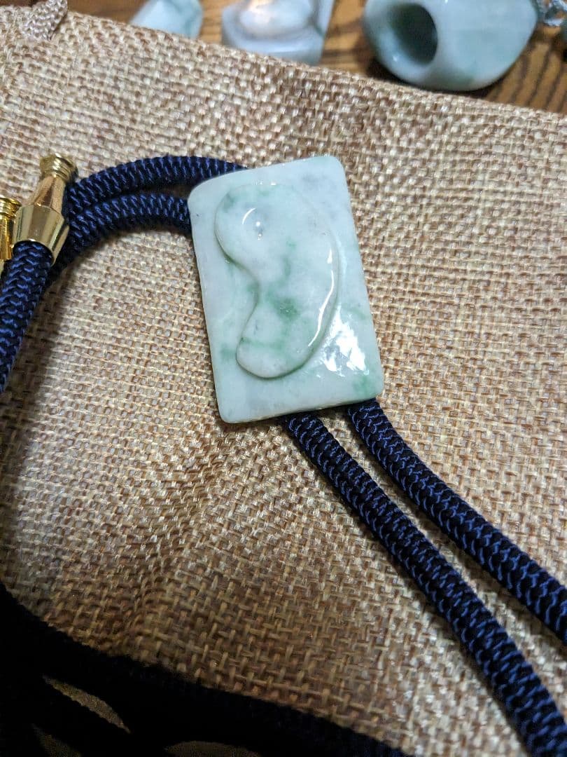 糸魚川翡翠♦勾玉浮かし彫りループタイ