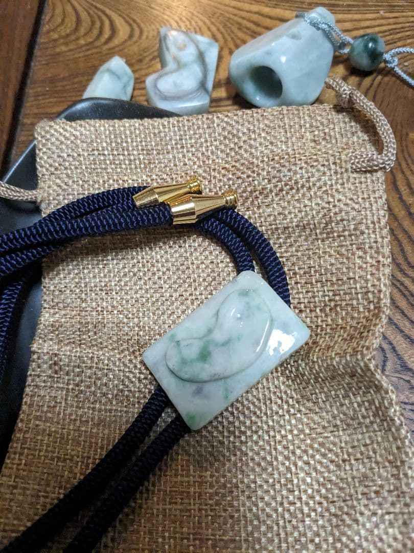 糸魚川翡翠♦勾玉浮かし彫りループタイ