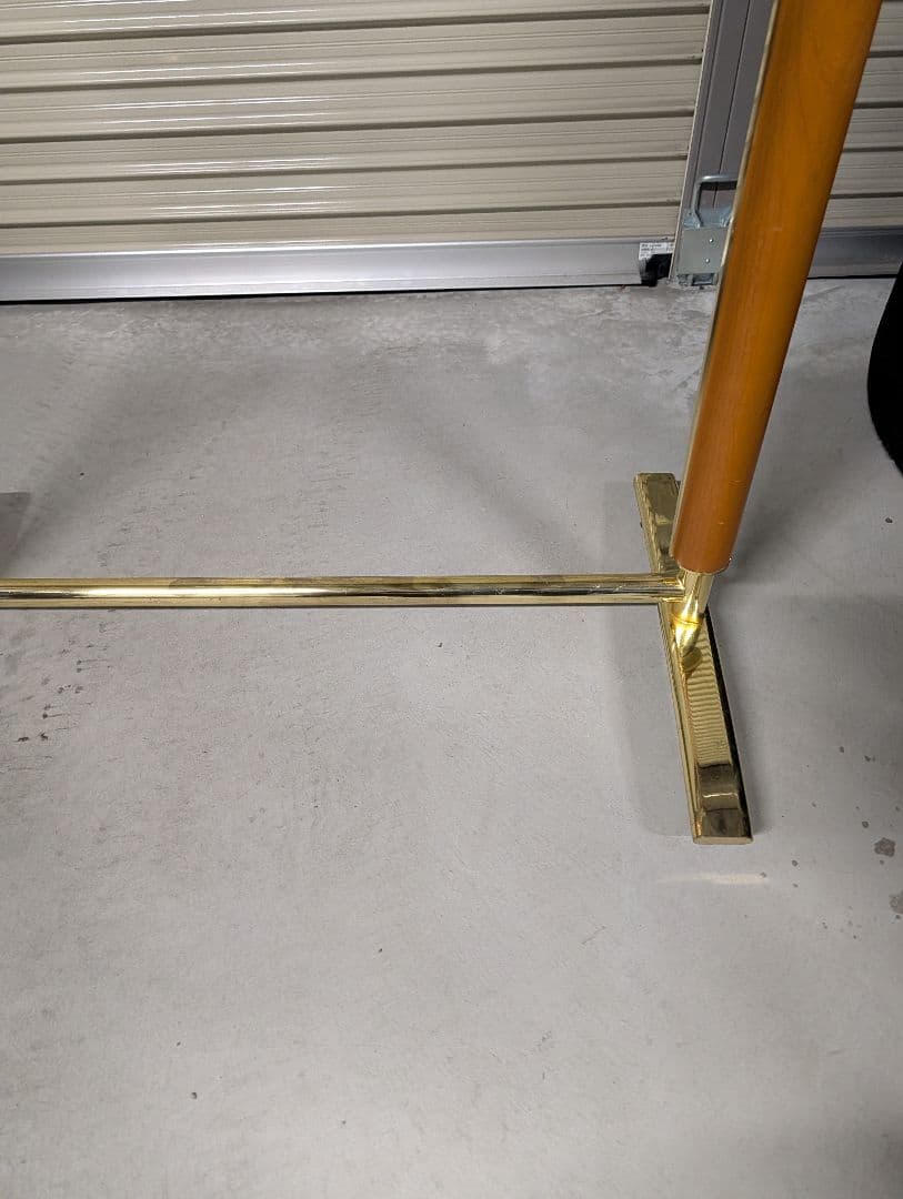 金色と木製のハンガーラック