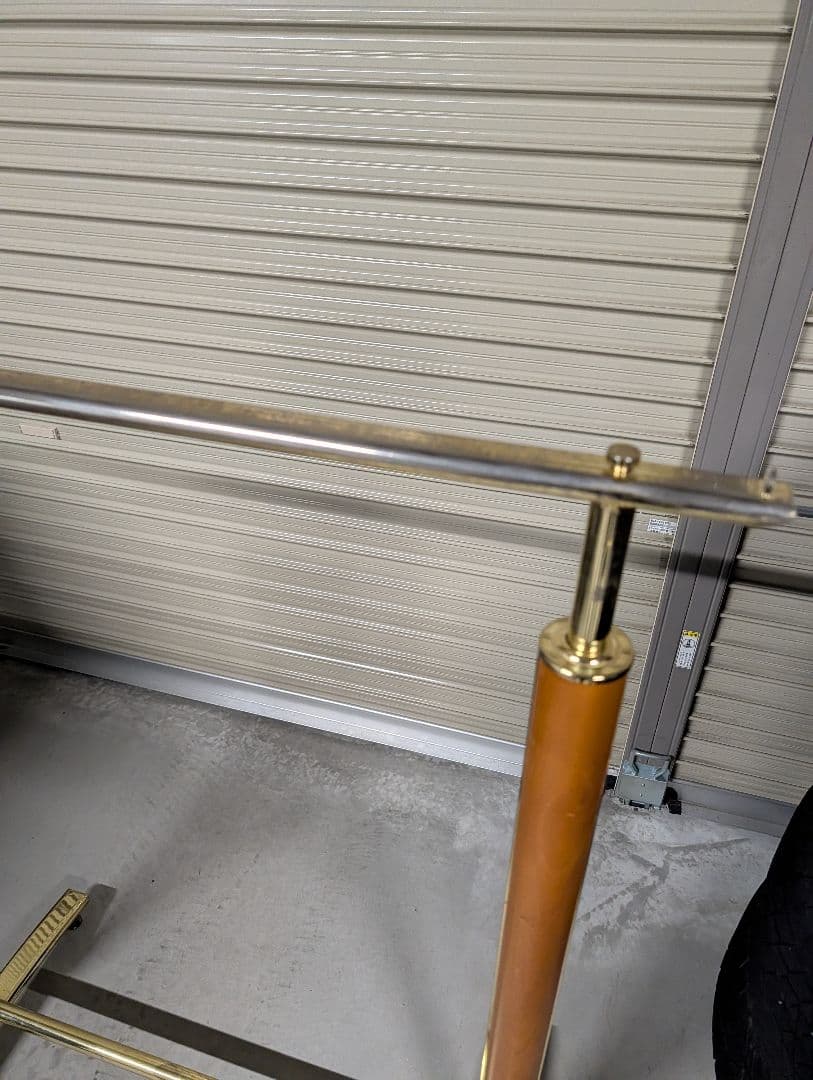 金色と木製のハンガーラック