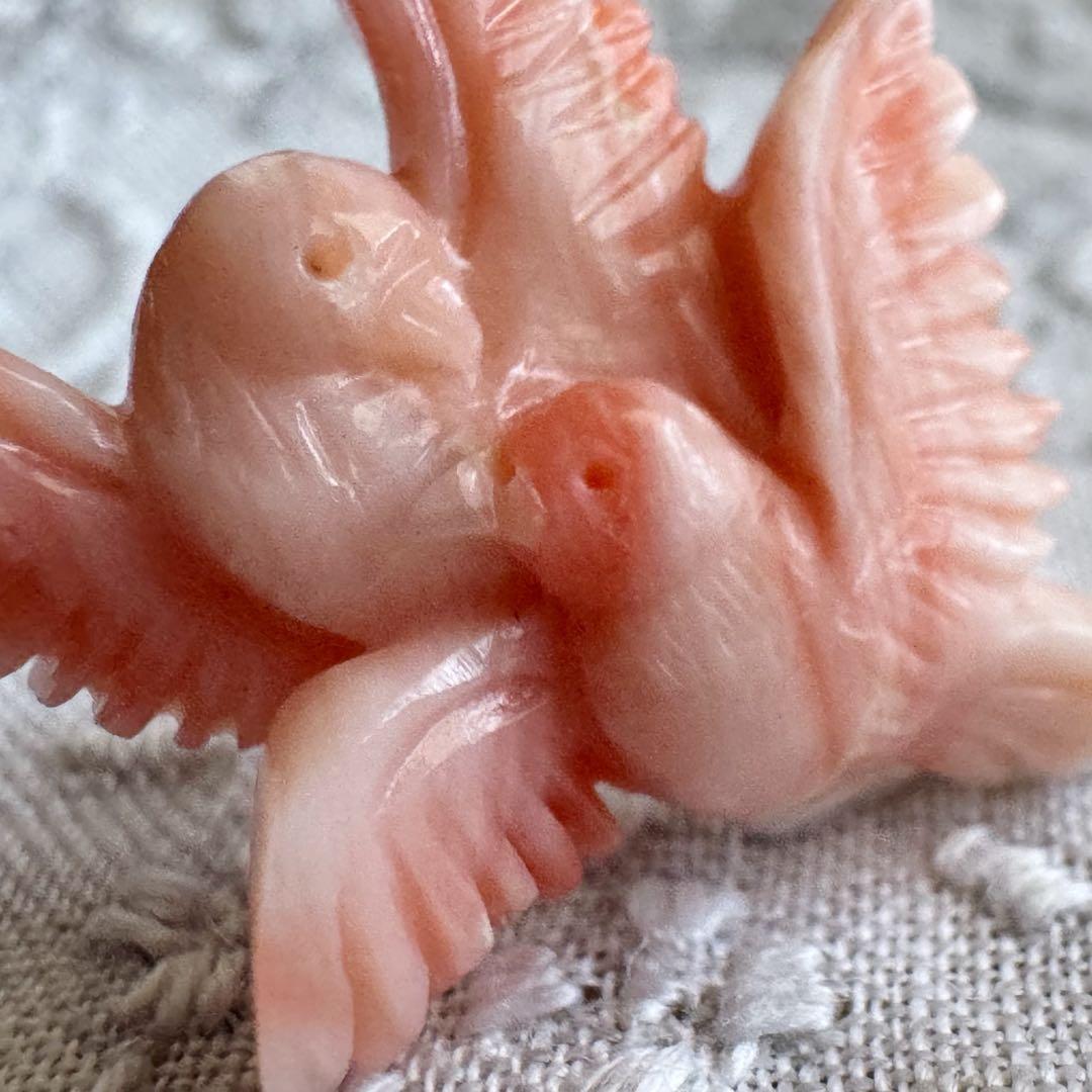 桃珊瑚 寄り添う鳥たち 二羽 小鳥 ブローチ ピンブローチ 天然珊瑚 サンゴ