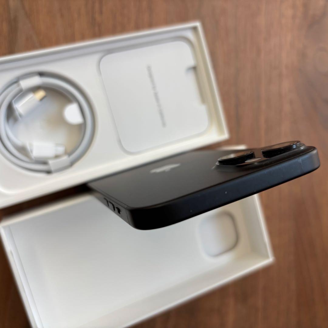 ろあ【使用1年のみ美品】iPhone 15Plus 256Gブラック