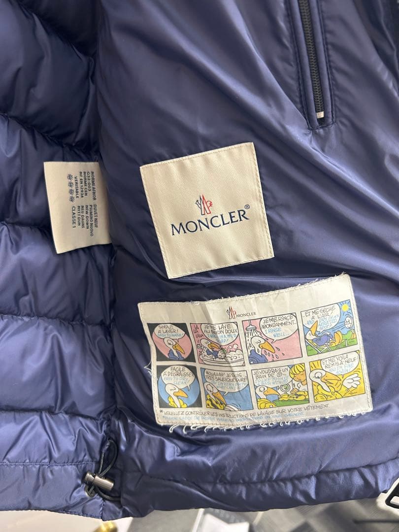 モンクレールフード付きネイビーダウンジャケット