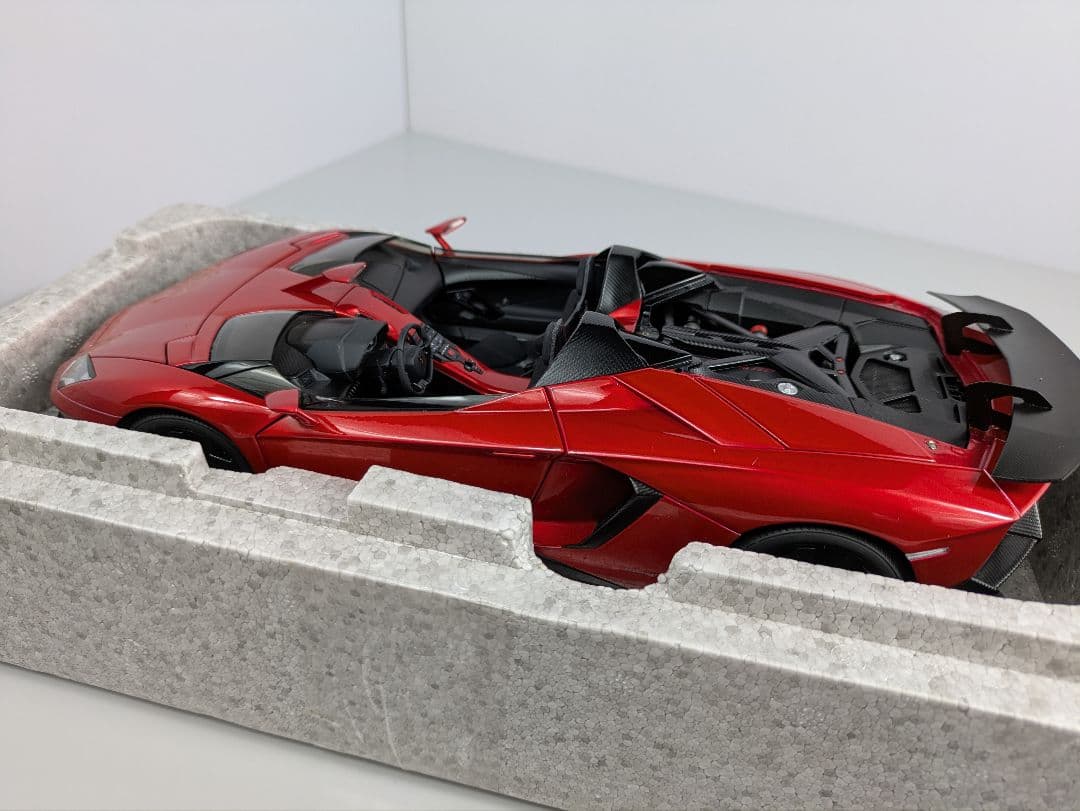 1/18 ミニカー ランボルギーニ　アヴェンタドール J オートアート　レッド