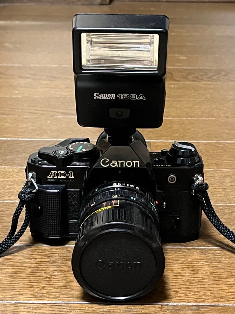 Ｃａｎｏｎ　ＡＥ－１　一眼レフカメラ　セット　ブラック　ストロボ・レンズ付き