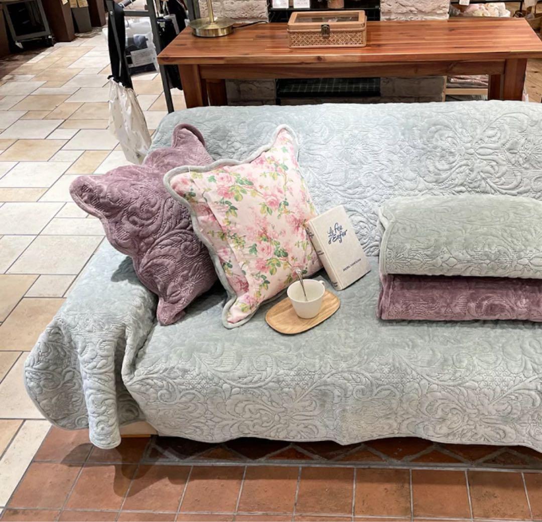 新品　薄紫色のエレガントなラグ　ラベンダー　リバーシブル　ベルベッド