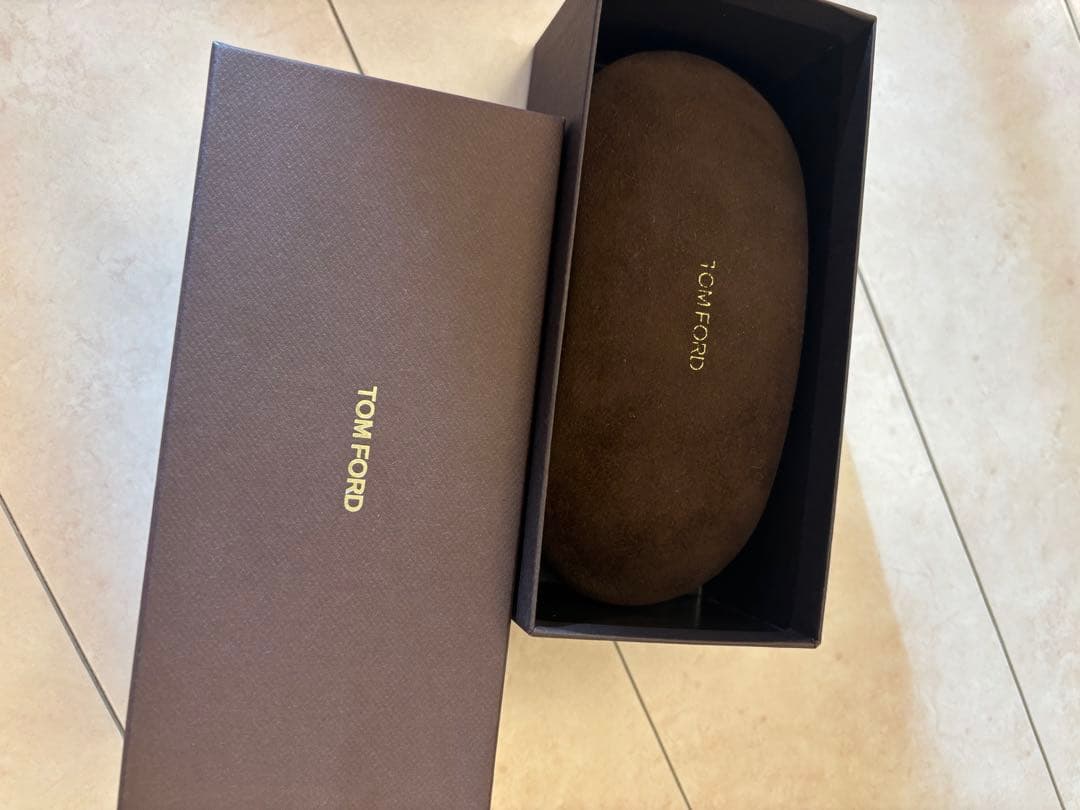 TOM FORD ブラックサングラス ケース付き
