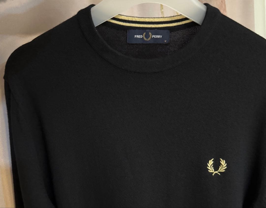 フレッドペリー ウールコットン ゴールド刺繍 クルーネックニット ブラック