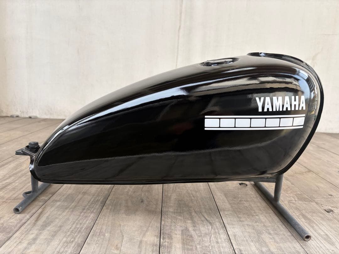 SR400 タンク　艶ありブラック＆ホワイトステッカー　自家塗装