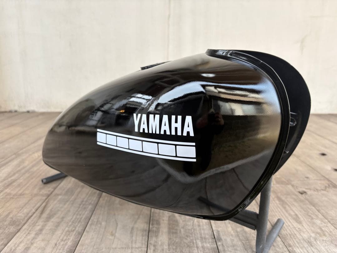 SR400 タンク　艶ありブラック＆ホワイトステッカー　自家塗装