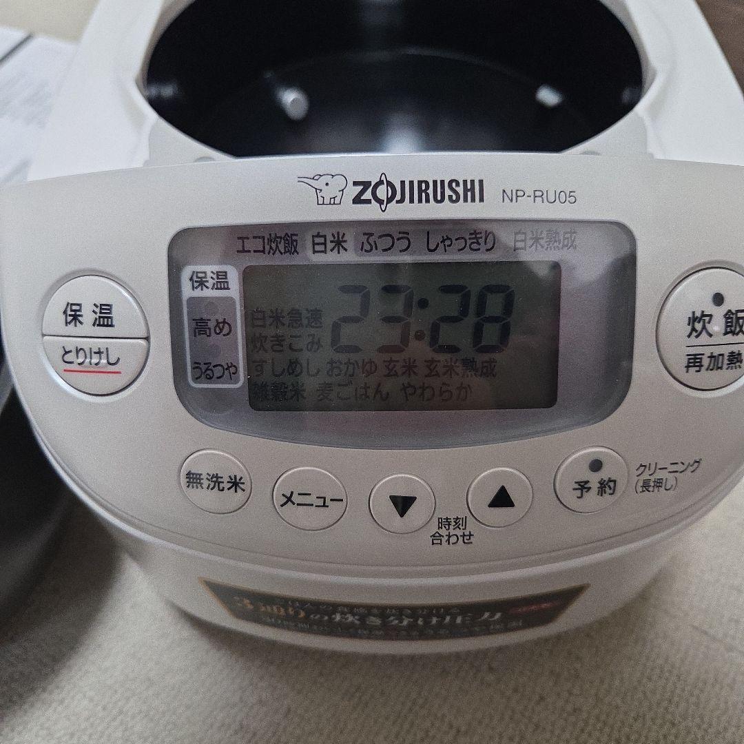 ZOJIRUSHI 炊飯器 3合炊き ホワイト　NP-RU05型