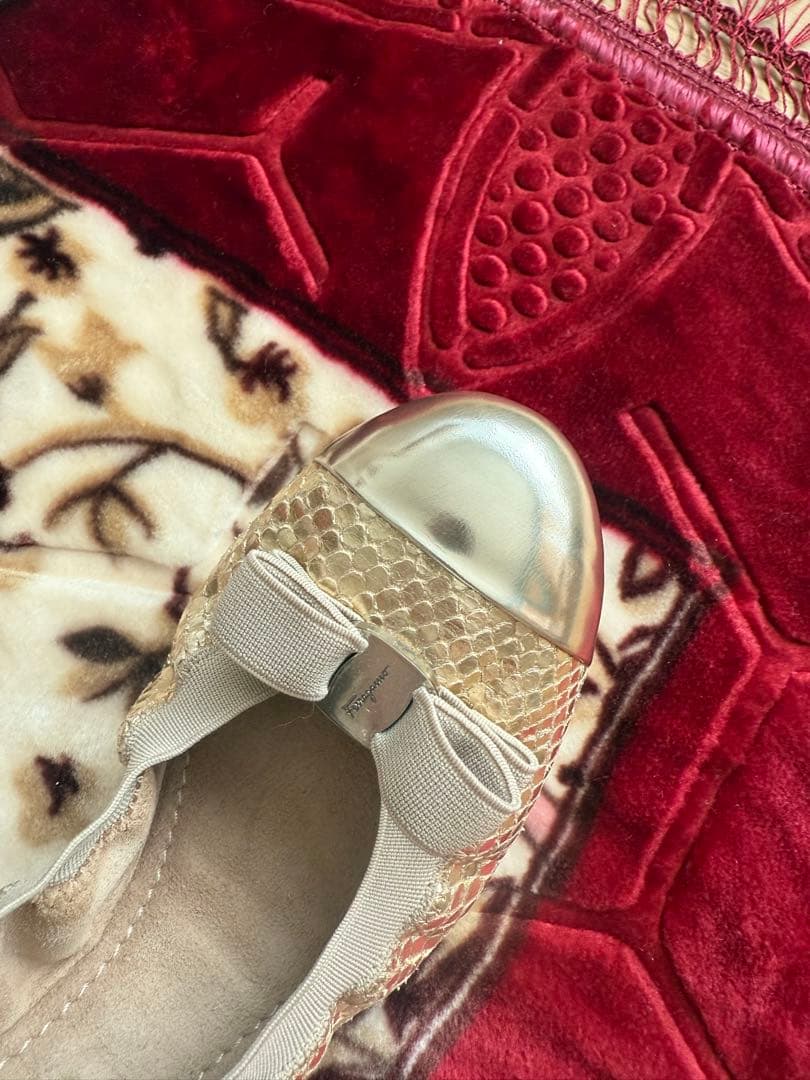 フェラガモ　ゴールド フラットシューズ サイズ6