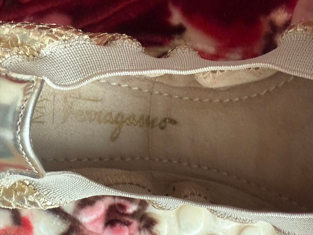 フェラガモ　ゴールド フラットシューズ サイズ6