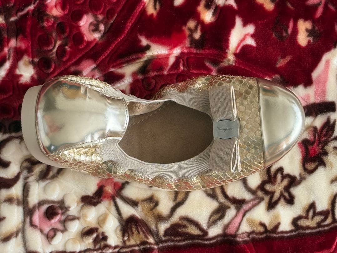 フェラガモ　ゴールド フラットシューズ サイズ6