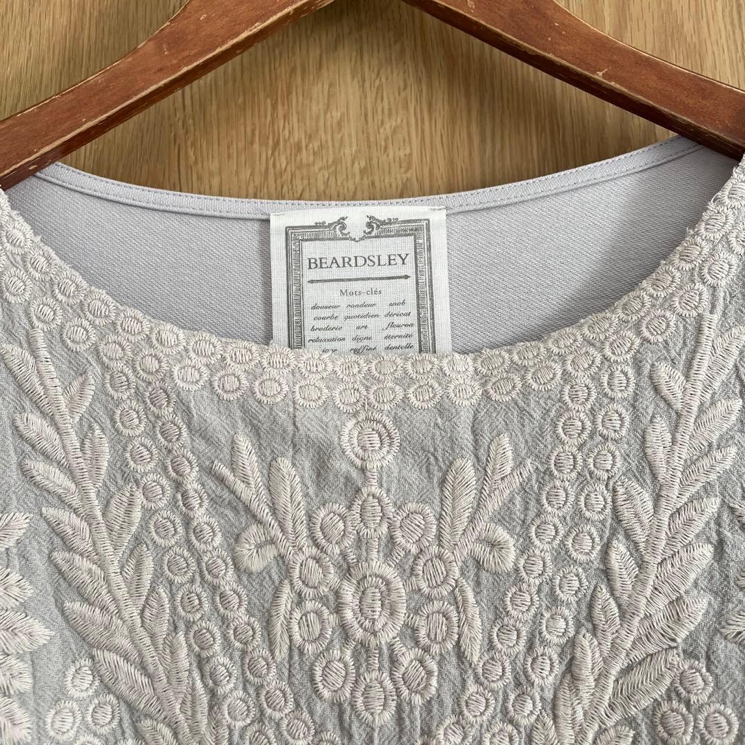 ビアズリー フロント刺繍カットソー