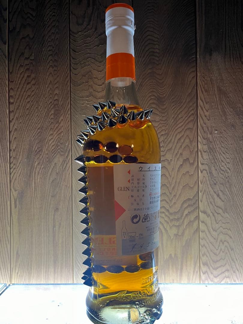 グレンモーレンジXのボトルにスタッズ装飾を施したカスタムデコレーション仕様です。