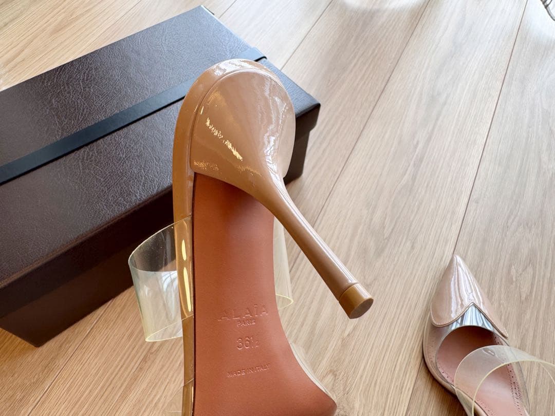 Alaïaアライア　LE CŒUR パテントカーフスキン製 ミュール　ベージュ