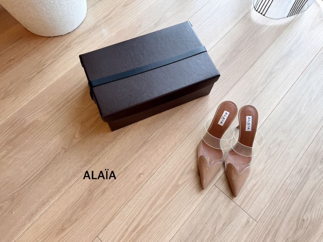 Alaïaアライア　LE CŒUR パテントカーフスキン製 ミュール　ベージュ