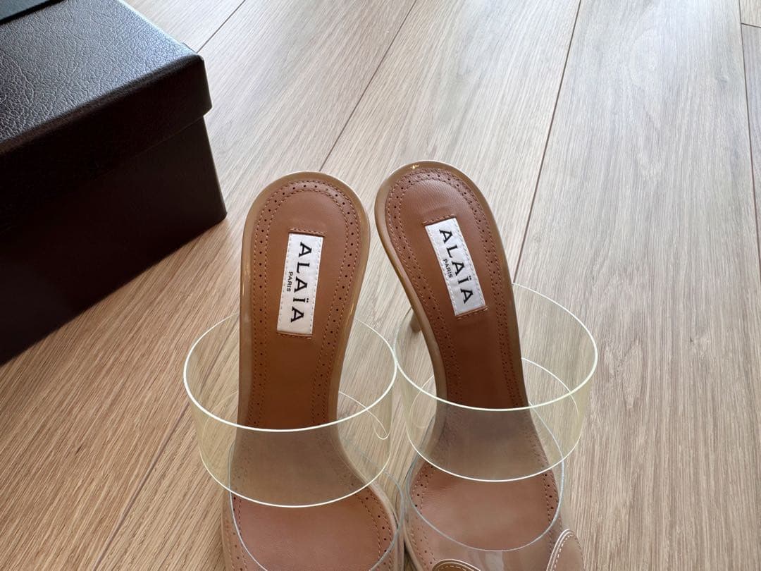 Alaïaアライア　LE CŒUR パテントカーフスキン製 ミュール　ベージュ