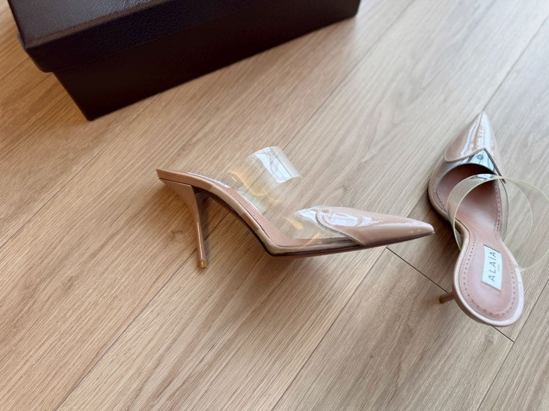Alaïaアライア　LE CŒUR パテントカーフスキン製 ミュール　ベージュ