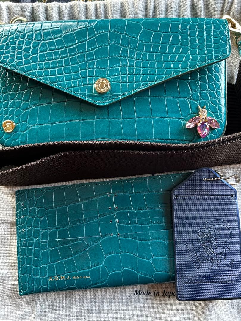 ADMJ 型押しbeeモバイルポーチ