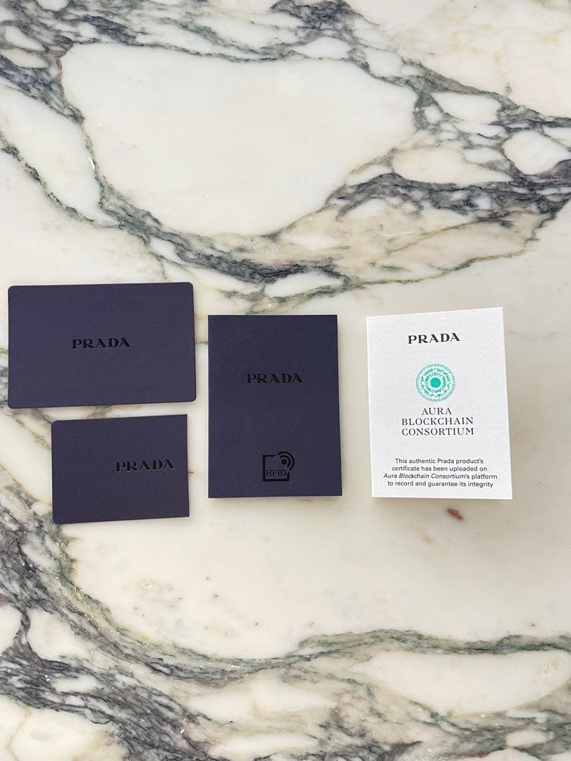 PRADA ホワイト ハンドル付き AirPodsProケース