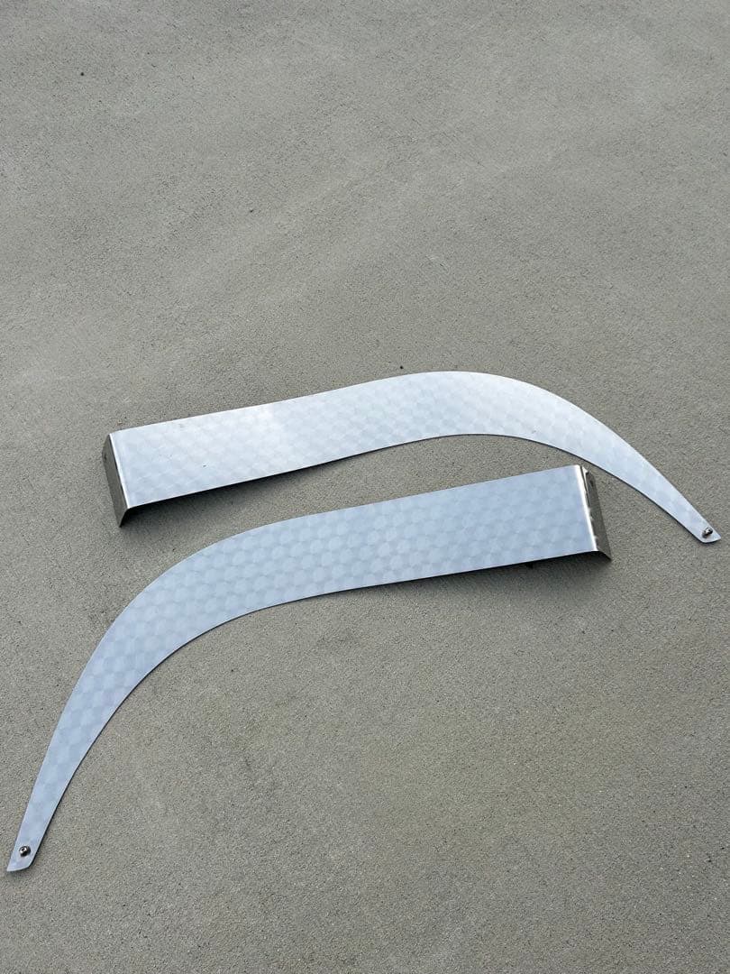 ステンレスフェンダー　クオン　ウロコ