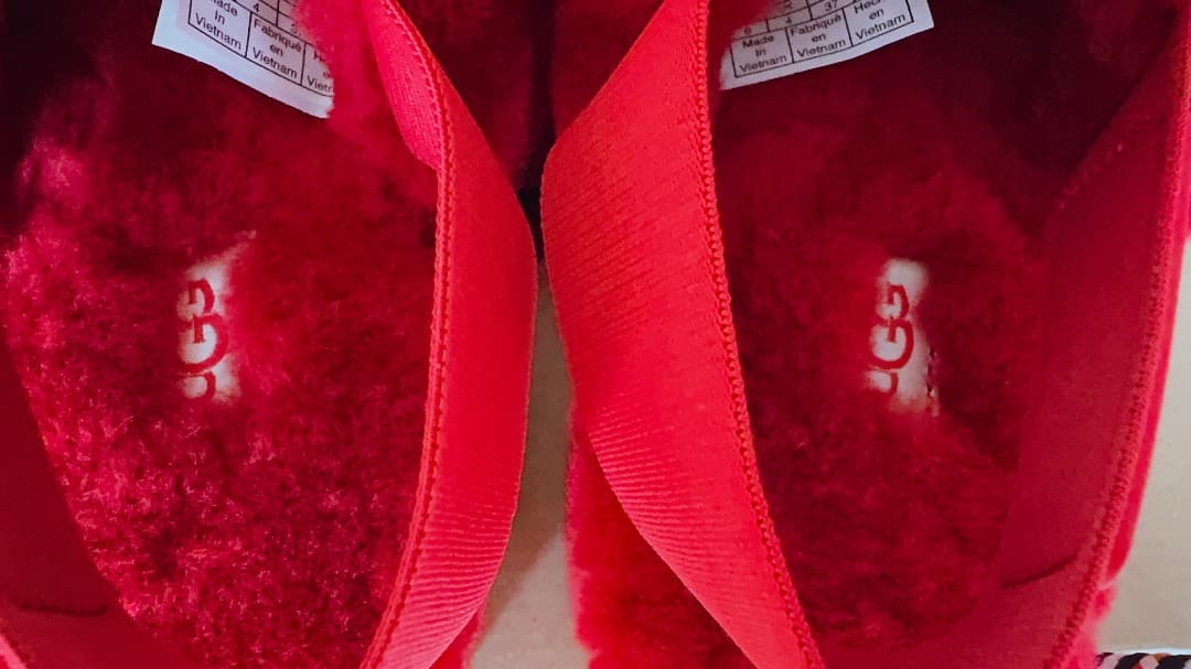 u*e様 【新品・未使用】UGG アグ スーパーフラッフスリッパ 23㎝ レッド