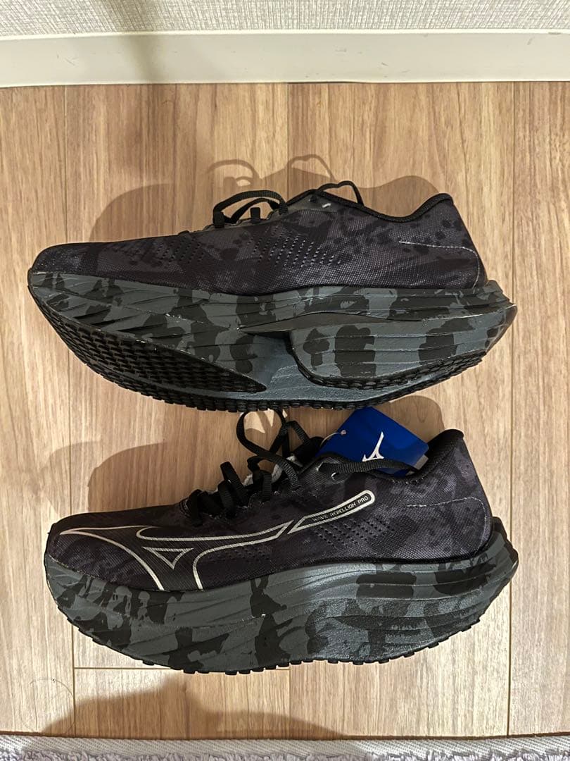 ミズノ　ウェーブリベリオンプロ　25.5cm