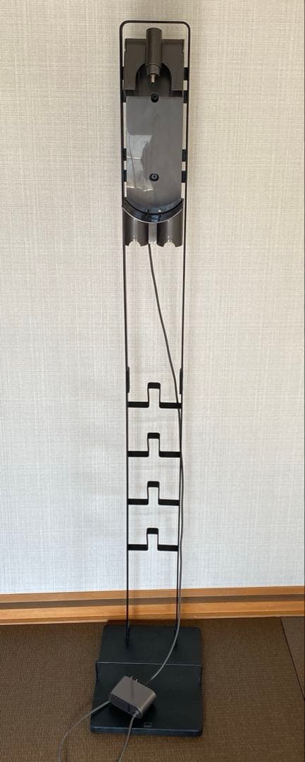 ダイソン掃除機　V8 fluffy+ ＆スタンドtower