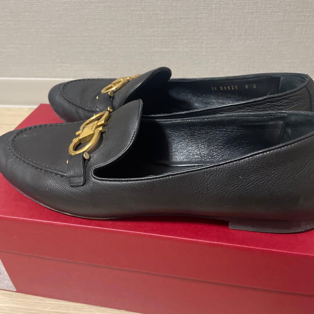 フェラガモ ブラックレザー ローファー ガンチーニ９Ｄ