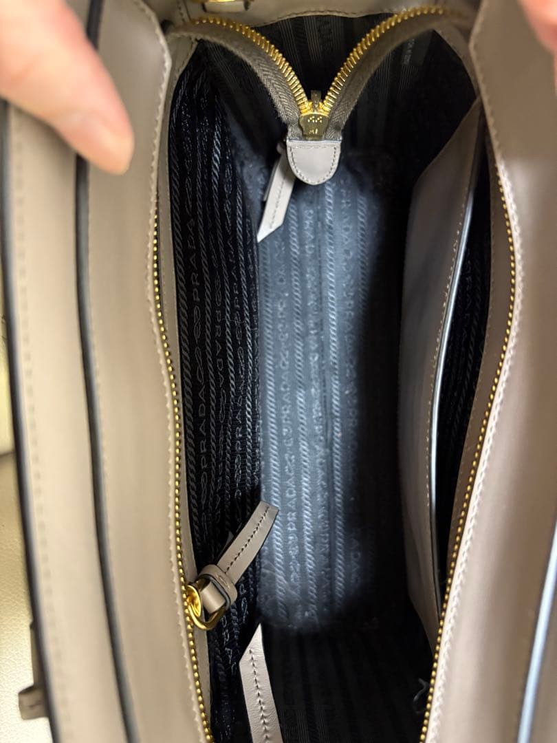 【新品】PRADA ショルダーバッグ　レディース　ベージュ