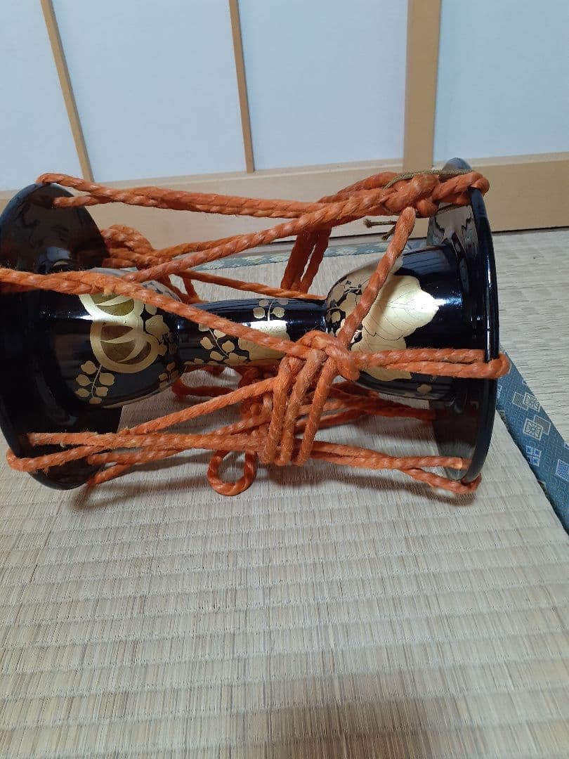 伝統的な和楽器 鼓 黒と金の装飾