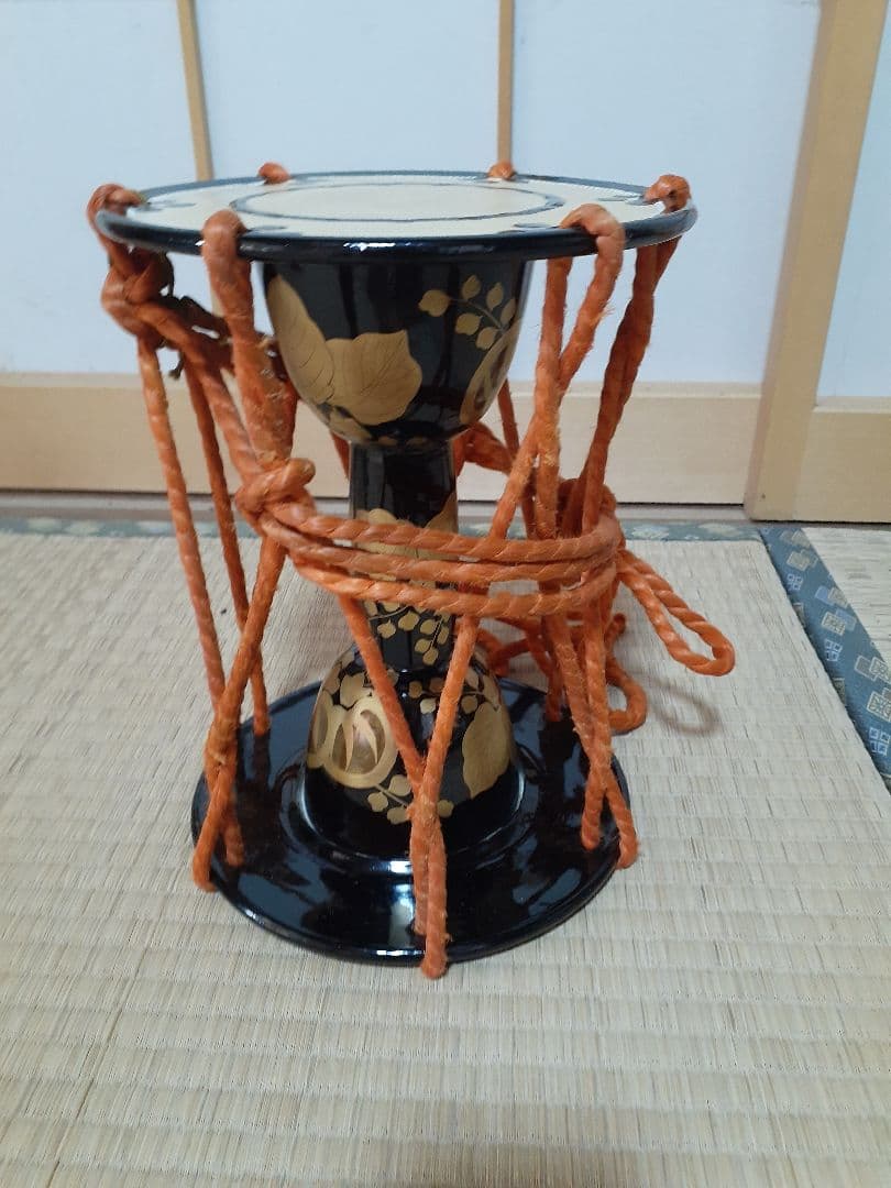 伝統的な和楽器 鼓 黒と金の装飾