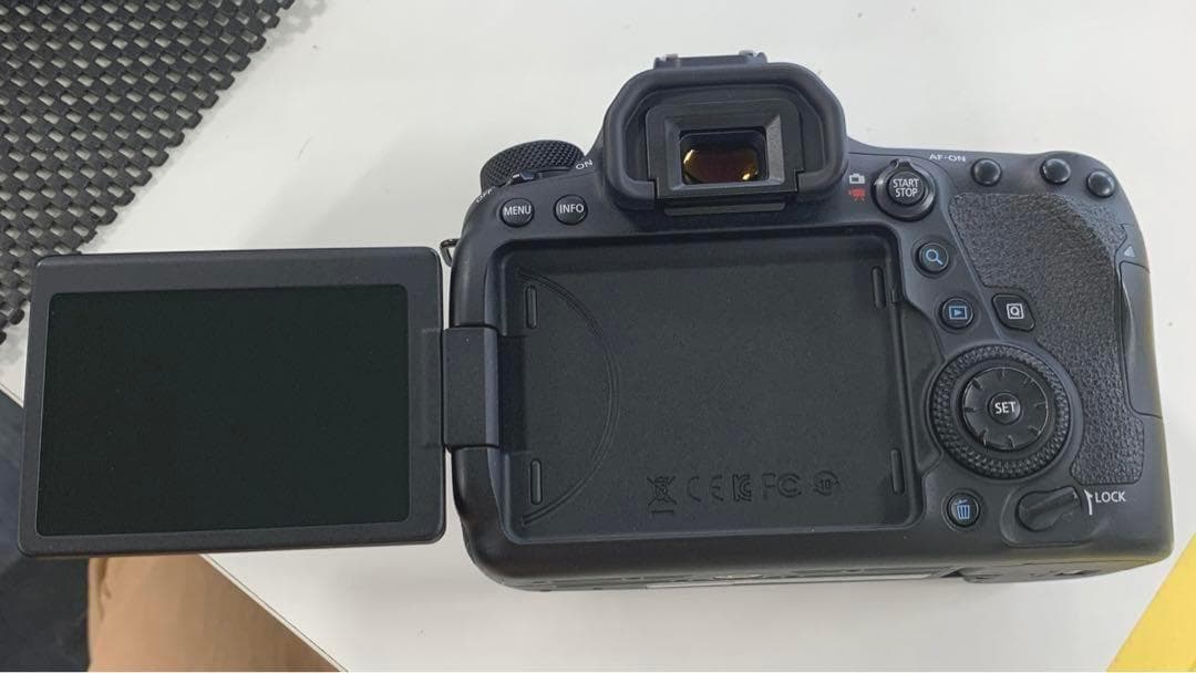 【美品】CANON EOS 6D Mark II